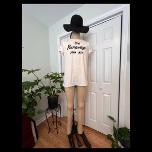 TORRID CLASSIC FIT CREW TEE - THE RUNAWAYS JOAN JETT WHITE SIZE 0 NWOT
